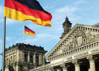 Almanya'da şoförlere akaryakıt indirimi geliyor, düşük gelirlilere ve öğrencilere ısınma yardımı artırılıyor