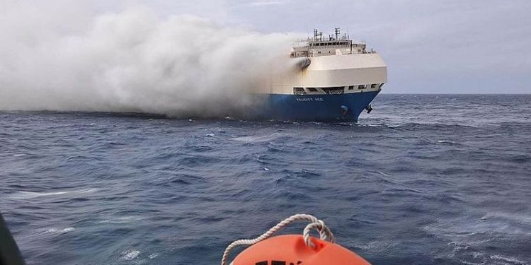 Almanya'dan ABD'ye lüks otomobil taşıyan gemi battı