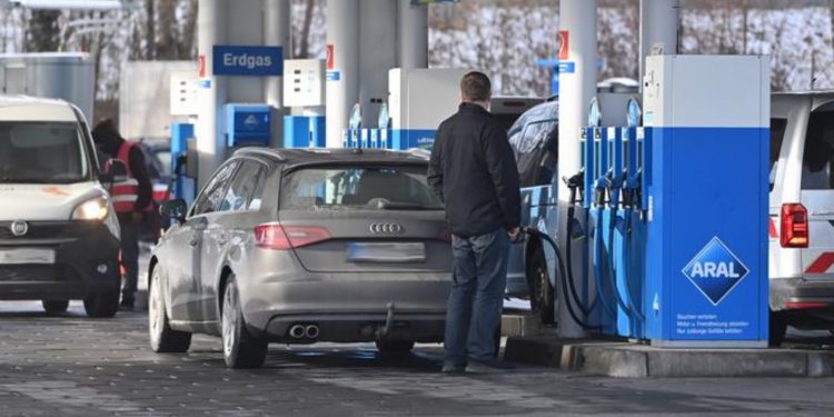 Almanya’da dar ve orta gelirlilere akaryakıt desteği