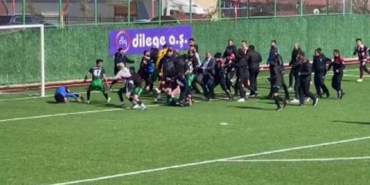 Amatör lig maçında kavga: Tam 18 kırmızı kart çıktı