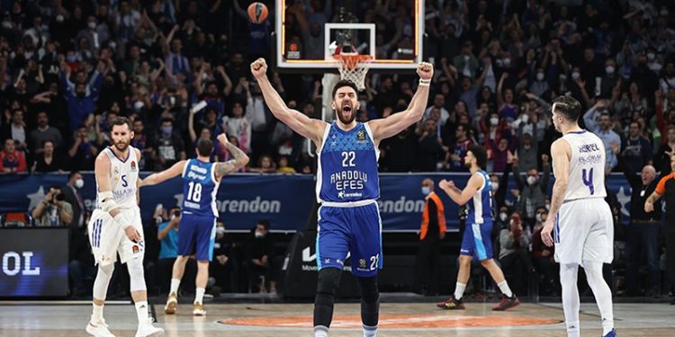 Anadolu Efes, Real Madrid'i devirdi