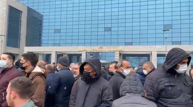 Ankara’da akaryakıt zamları sonrası kontak kapatan şoförlerden belediye önünde protesto