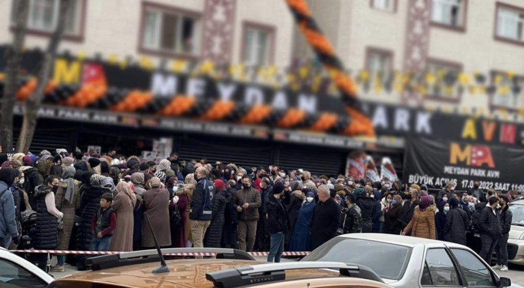 Ankara’da mağaza açılışında izdiham