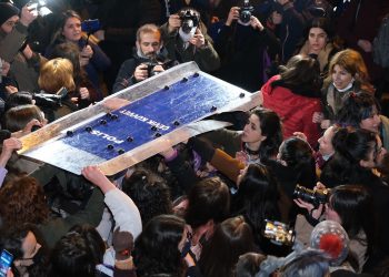 Ankara ve İstanbul’da polis barikatını aşan kadınlar barış istedi