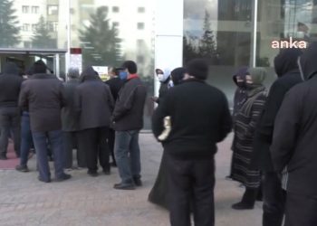 Ankaralılar 'bir kilo ucuz et' için soğukta dakikalarca kuyrukta bekledi