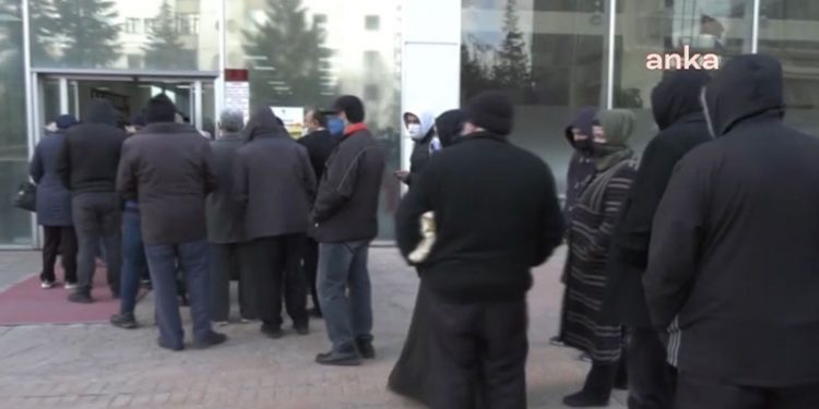 Ankaralılar 'bir kilo ucuz et' için soğukta dakikalarca kuyrukta bekledi