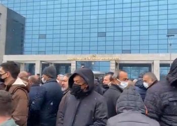 Ankara’da akaryakıt zamları sonrası kontak kapatan şoförlerden belediye önünde protesto
