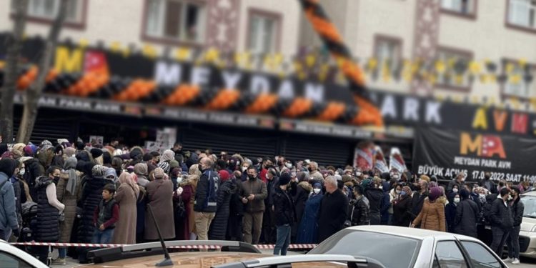 Ankara’da mağaza açılışında izdiham