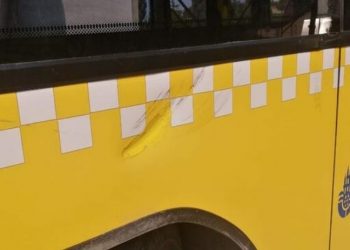 Avcılar'da iki kişi önünü kestikleri İETT otobüsüne taş ve sopalarla saldırdı