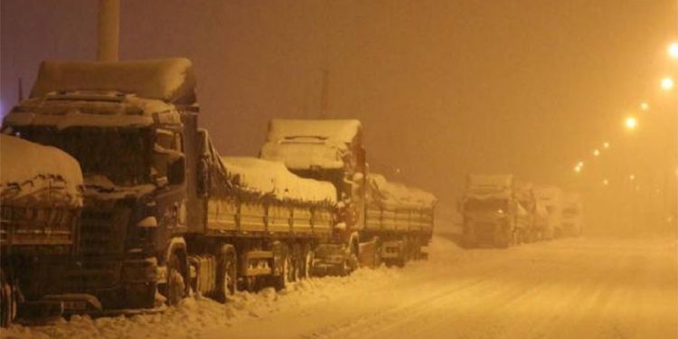 Ağrı-Erzurum kara yolu tır geçişine kapatıldı