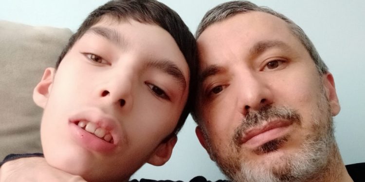 Ağır zihinsel engelli ve otizmli Yakup Ali, cezaevindeki babasını bekliyor