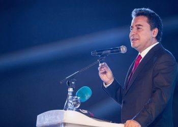 Babacan: Seçim yasasını gece yarısı değiştirebilirler