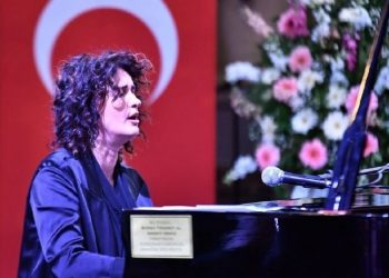 Babası Ukraynalı annesi Rus olan Anjelika Akbar: Savaş artık son bulsun