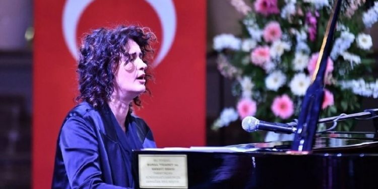 Babası Ukraynalı annesi Rus olan Anjelika Akbar: Savaş artık son bulsun