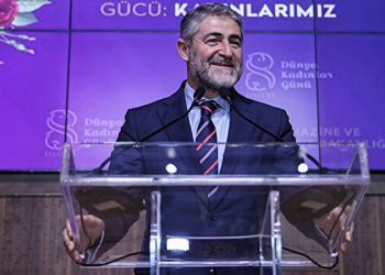 Bakan Nebati'den yabancı yatırımcılara: Bürokrasiyi alaşağı ederiz, arkamızda Cumhurbaşkanımız var rahat olun, mevzuatı da değiştiririz