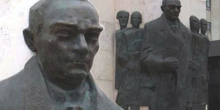 Bağcılar Meydanı'nda 'heykel' tartışması: En azından Atatürk'e benzetilebilirdi