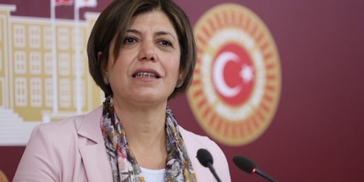 Beştaş: Dün, 2 Mart 1994 darbecilerinin bayrağını taşıyan bir parlamento gördük