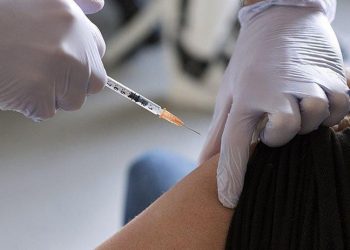 Bilim Kurulu Üyesi Özlü: Omicron'da tam doz aşısızlar risk altında