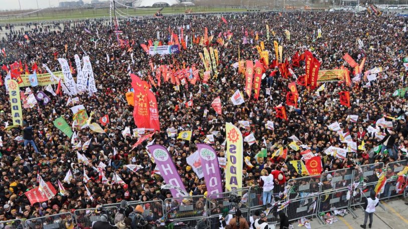 Binlerce kişi, Newroz alanlarına akın etti: 'Savaşa karşı barış ve kardeşlik'