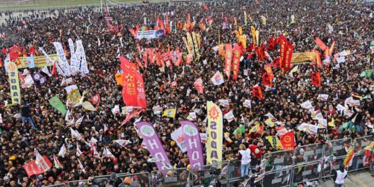 Binlerce kişi, Newroz alanlarına akın etti: 'Savaşa karşı barış ve kardeşlik'