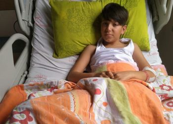 Bisikletiyle köpeklerden kaçarken cipin altında kaldı