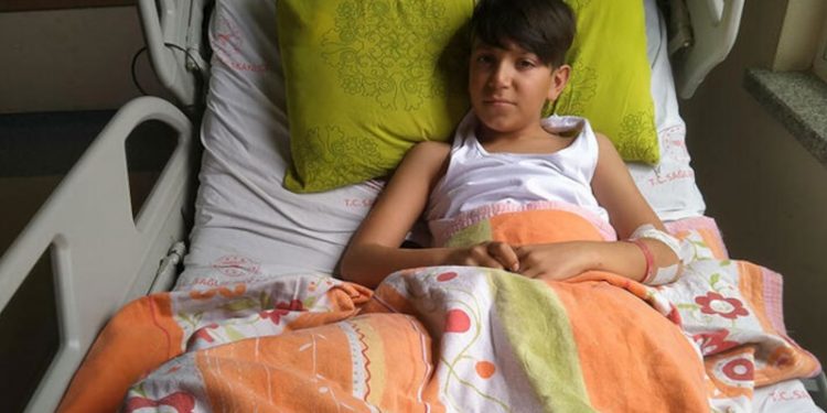 Bisikletiyle köpeklerden kaçarken cipin altında kaldı