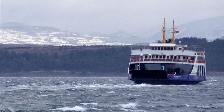 Bozcaada ve Gökçeada feribot seferlerine lodos engeli