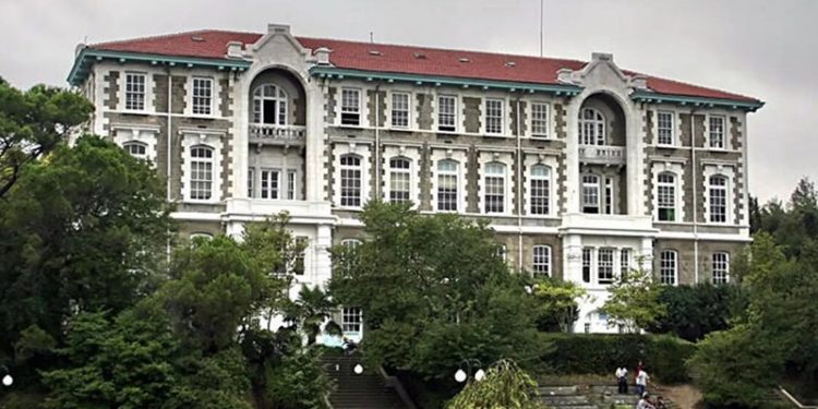 Boğaziçi Hukuk'ta öğretim dili "yüzde 30 ingilizce" oldu