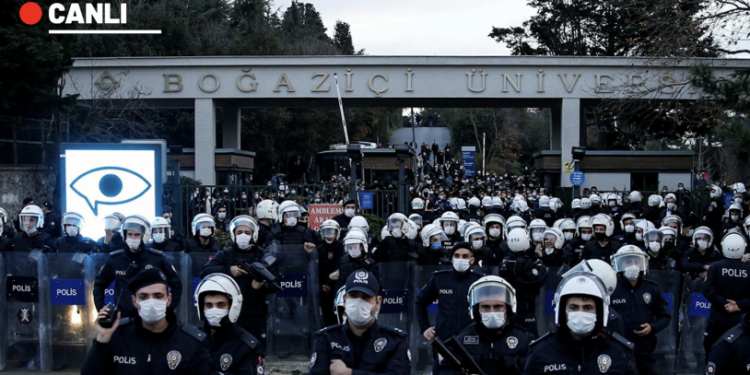 Boğaziçi davasında arbede: Duruşma salonuna çevik kuvvet girdi, hakim öğrencilerin avukatlarını azletmeye çalışıyor!
