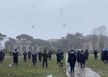 Boğaziçili akademisyenler fırtınada da rektörlüğe sırt döndü