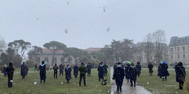 Boğaziçili akademisyenler fırtınada da rektörlüğe sırt döndü