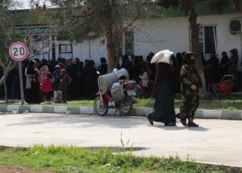 Bu da bakliyat kuyruğu: Onlar Saray’da biz sırada