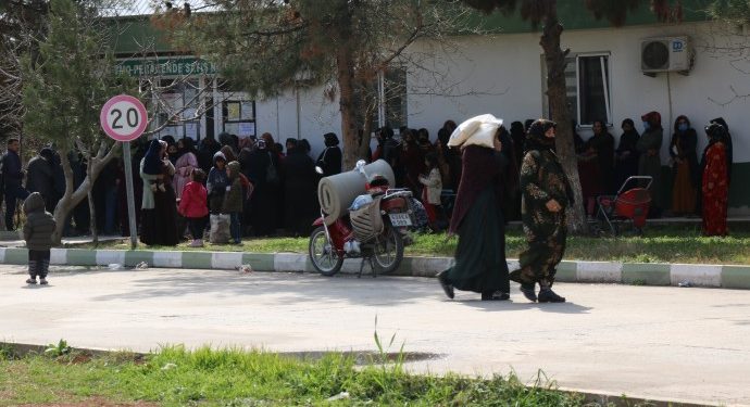 Bu da bakliyat kuyruğu: Onlar Saray’da biz sırada