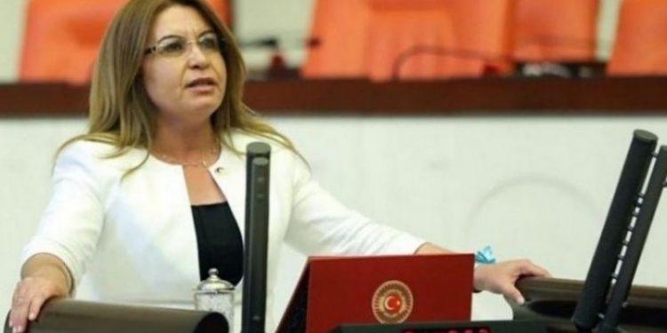 CHP'li Karaca: Sağlıkçılar 'yaptırım' genelgesiyle susturulmak isteniyor