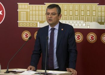 CHP'li Özel: Sağlık çalışanları 4 aydır verilen sözün tutulmasını bekliyor