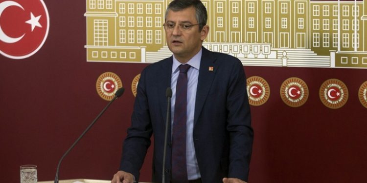CHP'li Özel: Sağlık çalışanları 4 aydır verilen sözün tutulmasını bekliyor