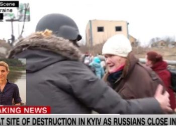 CNN muhabiri yaşlı kadına yardım etmek için yayına ara verdi