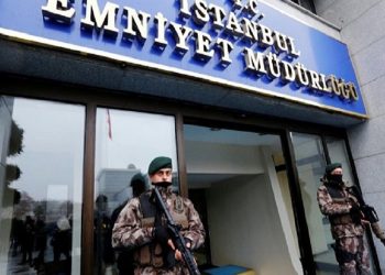 Cadı avında toplanan öğrencilerin tuvalete gitmelerine izin verilmedi, öğrenciler pet şişelere yaptı