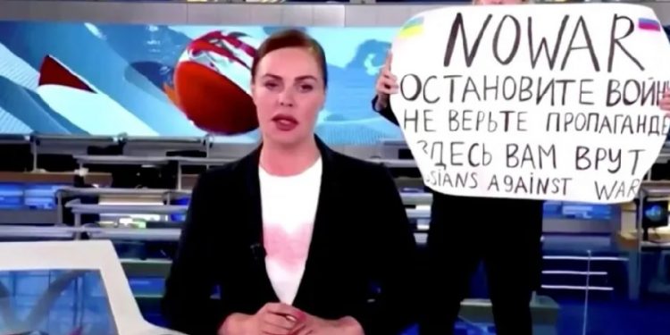 Canlı yayında Rus işgalini protesto eden gazeteci serbest bırakıldı