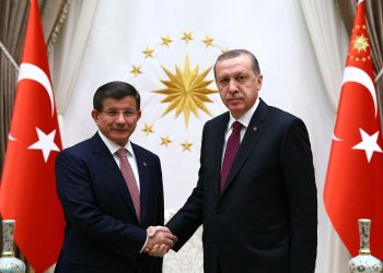 Davutoğlu, Erdoğan’a yüklendi: Bir yüzükle başlayan siyasi yolculuk hesabı verilemeyen büyük servetlerle sürdürülüyor