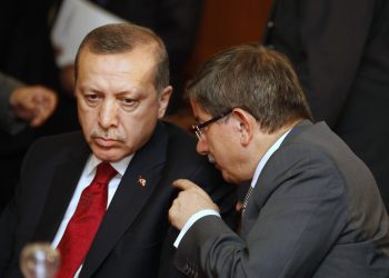 Davutoğlu’ndan Erdoğan’a: Niye eğitilmiş insanları biçmek için fırsat kolluyorsunuz