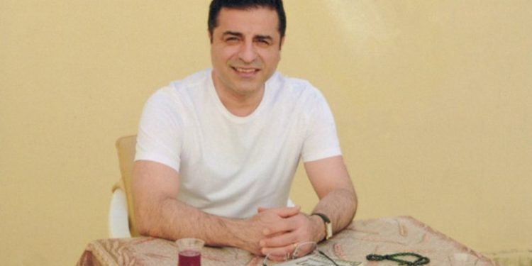 Demirtaş fotoğrafı paylaştı diye Bolu Belediyesi'ndeki işinden oldu