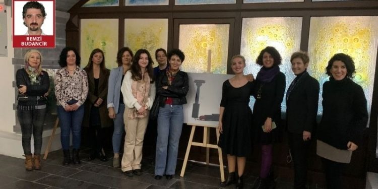 Diyarbakır'da kadın sanatçılar 21 eserle ‘Kadının Emeği’ sergisini açtı