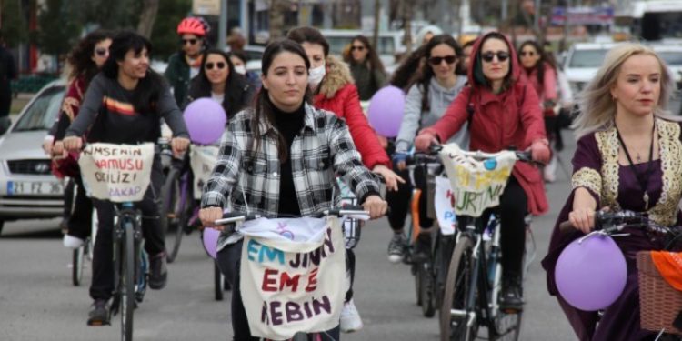 Diyarbakır'da kadınlar bisikletleriyle kent turu attı