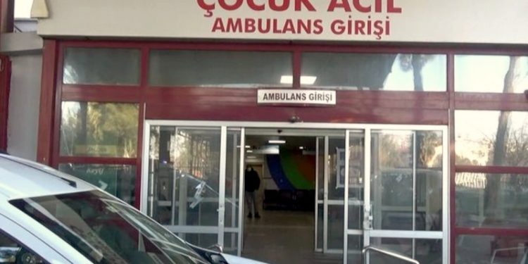 Doktora yumruk atıp bıçak çeken kişi eşi ve bebeğiyle hastaneden kaçtı