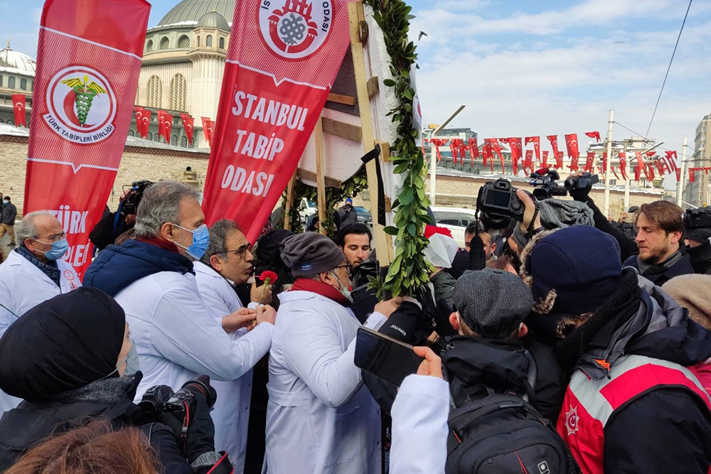 Doktorların Taksim’e girişi polis engeli; ‘Utan Erdoğan!’ sloganları atıldı