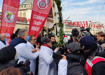 Doktorların Taksim’e girişi polis engeli; ‘Utan Erdoğan!’ sloganları atıldı