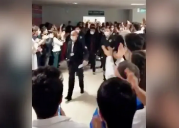 Doktoru darp eden uzman çavuş alkışlı protesto eşliğinde taburcu edildi