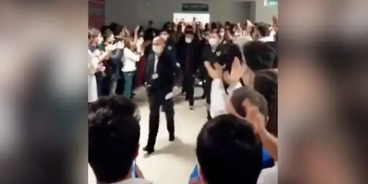 Doktoru darp eden uzman çavuş alkışlı protesto eşliğinde taburcu edildi