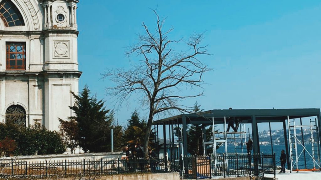 Dolmabahçe Camii’nin tarihî dokusuna zarar veren yapıyı İBB durdurdu